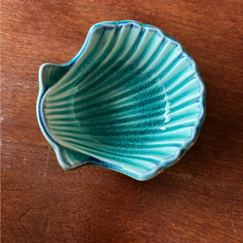 The Unbranded Brand tiny clamshell